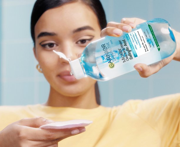 Nettoyer avec l'eau micellaire